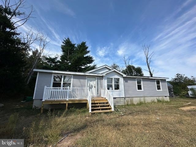 manufactured / mobile home featuring a wooden deck