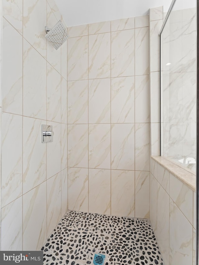 bathroom featuring a tile shower