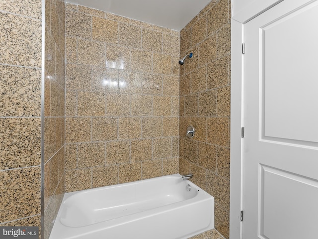 bathroom featuring tiled shower / bath