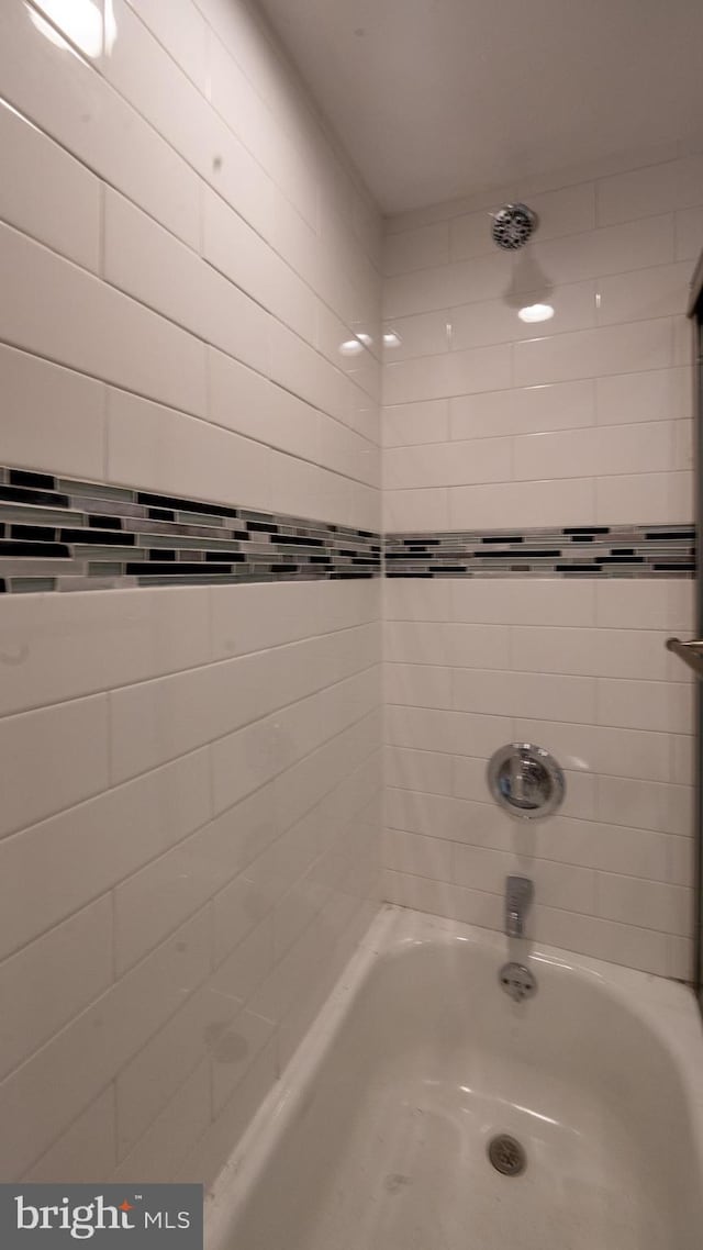 bathroom with tiled shower / bath