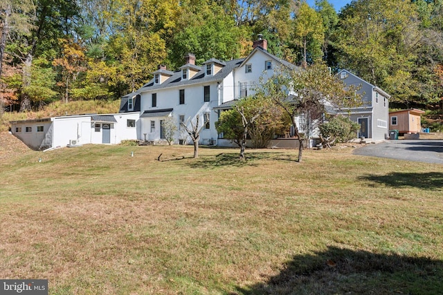 view of front of property with a front yard