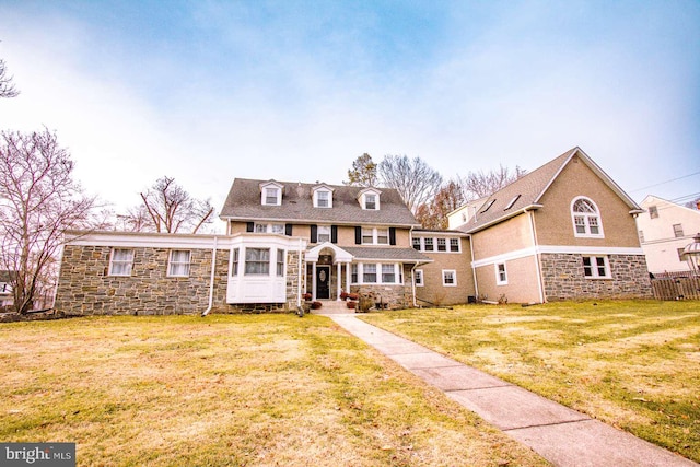 view of front of property featuring a front yard