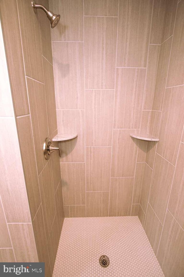 bathroom featuring a tile shower