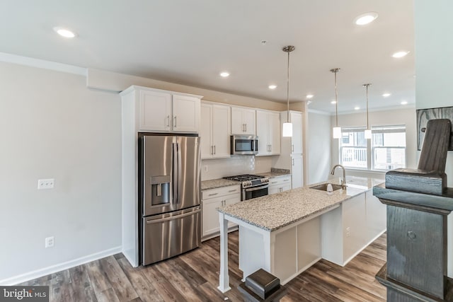 kitchen featuring sink, dark hardwood / wood-style flooring, stainless steel appliances, and a kitchen island with sink