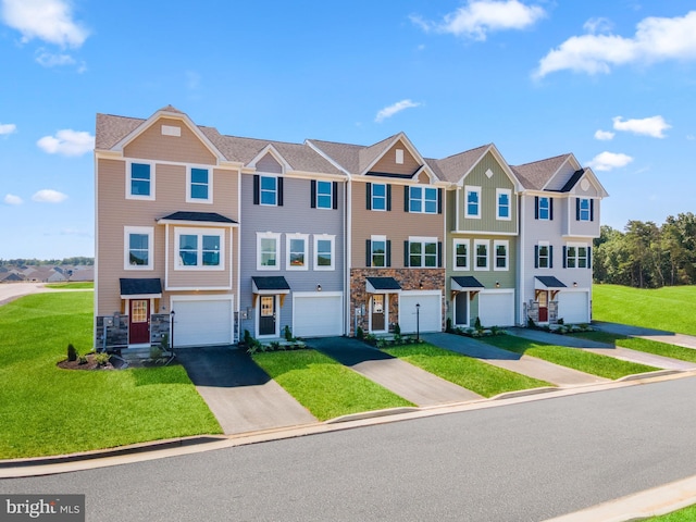 townhome / multi-family property featuring a front lawn