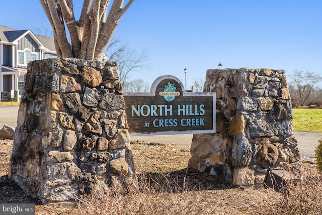 view of community / neighborhood sign