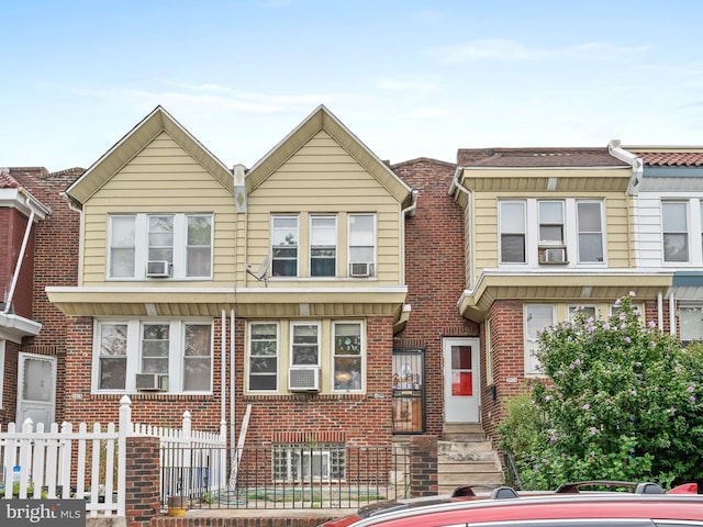 townhome / multi-family property featuring cooling unit