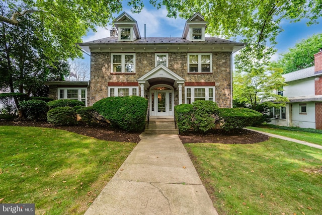 view of front of property featuring a front lawn