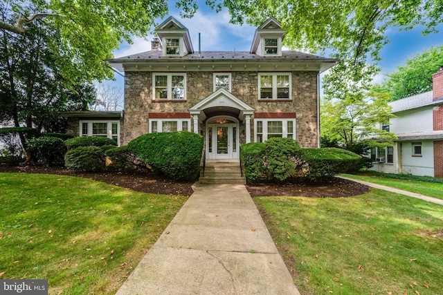 view of front facade with a front yard