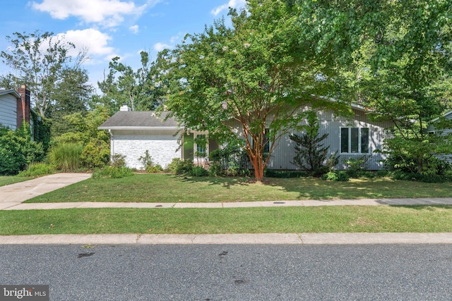 view of front of property featuring a front lawn