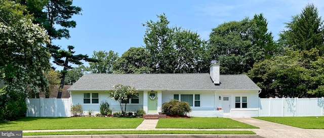 ranch-style house featuring a front yard