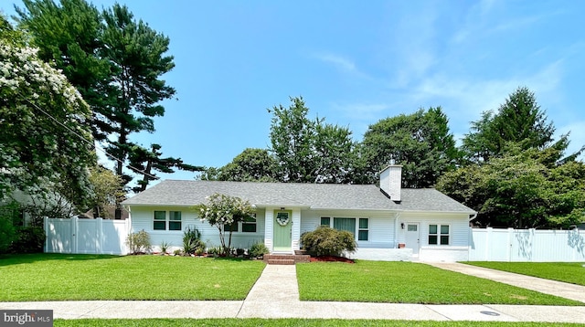 ranch-style house featuring a front yard