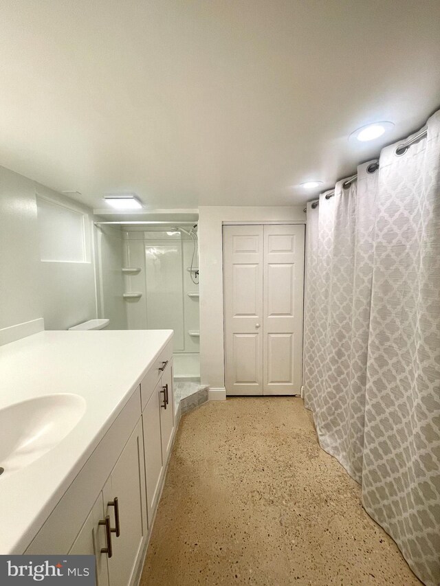 bathroom with a shower with shower curtain and vanity