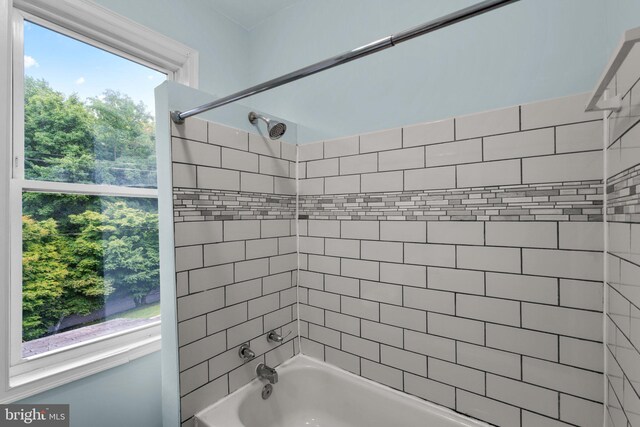 bathroom featuring tiled shower / bath combo