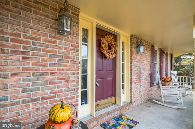 entrance to property featuring a porch