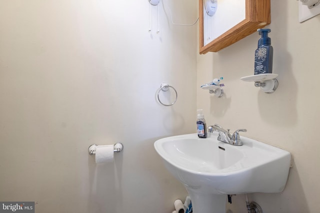 bathroom featuring sink