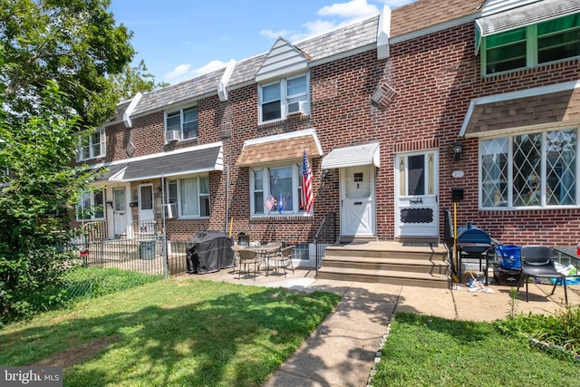 multi unit property featuring a front lawn