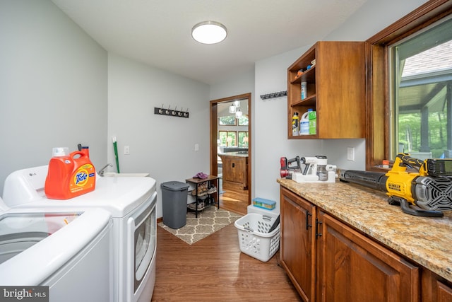 clothes washing area featuring sink, cabinets, independent washer and dryer, and dark hardwood / wood-style floors