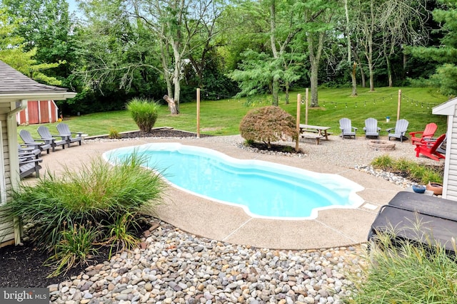 view of swimming pool with a patio and a lawn