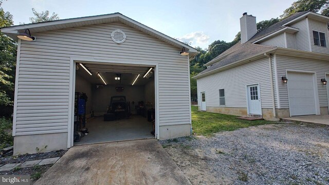 view of yard with an outdoor structure