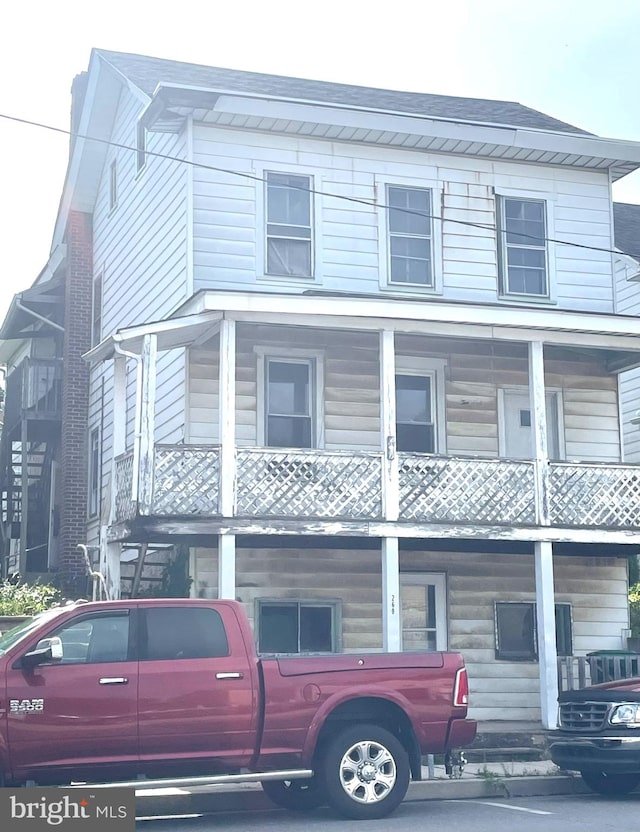 view of front of home featuring a balcony