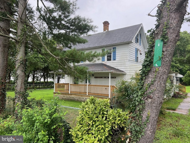 view of front facade featuring a front lawn