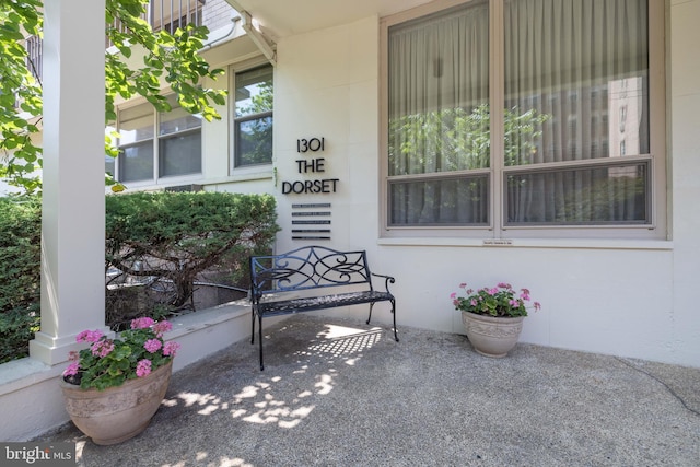 entrance to property featuring a porch