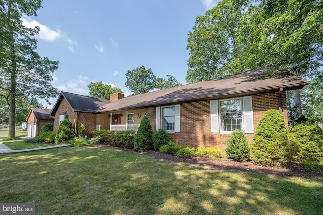 single story home featuring a front lawn