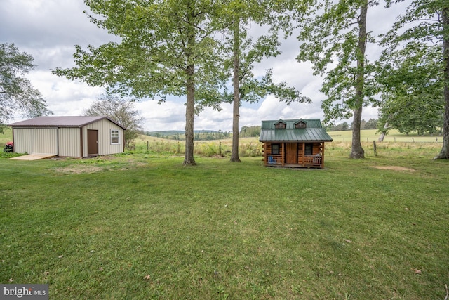 view of yard with an outdoor structure