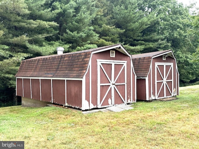 view of outdoor structure with a yard