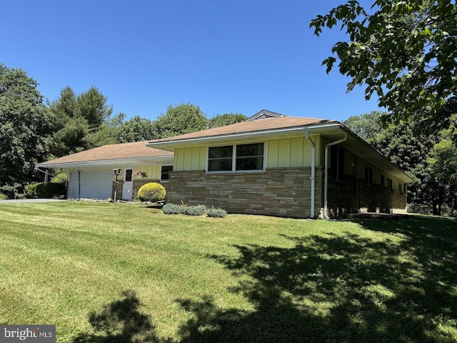 ranch-style home with a front lawn