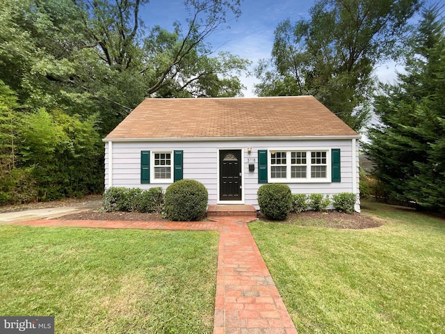 view of front of property featuring a front lawn