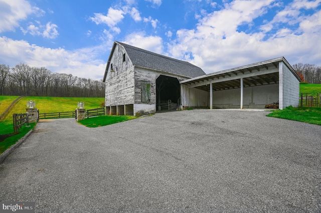 view of front facade featuring an outdoor structure and a front lawn