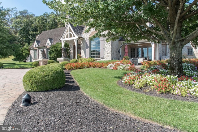 view of front of home with a front lawn