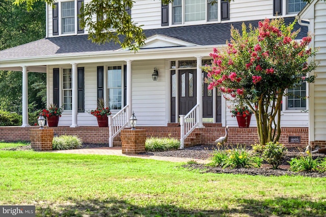 view of front of house featuring a front lawn