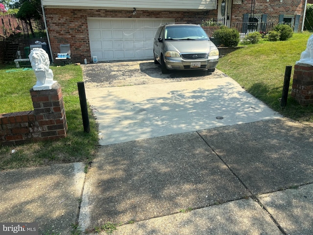 view of front of home featuring a garage and a front yard