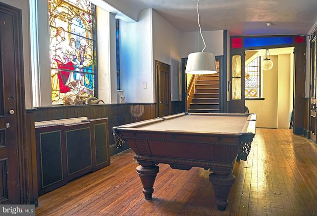 playroom with a wainscoted wall, billiards, and hardwood / wood-style flooring