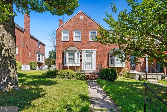 view of front of home with a front lawn