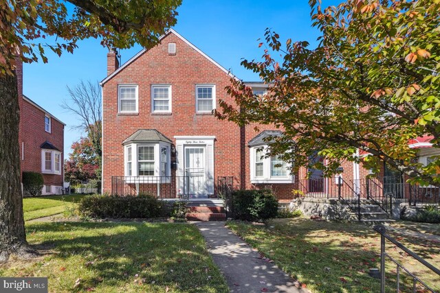 view of front facade with a front yard