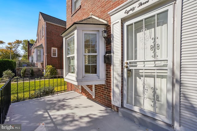 property entrance featuring a lawn