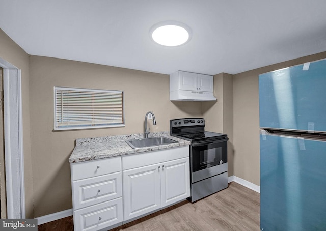 kitchen featuring stainless steel appliances, light hardwood / wood-style floors, sink, and white cabinets