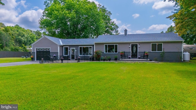 view of front of property with a front lawn