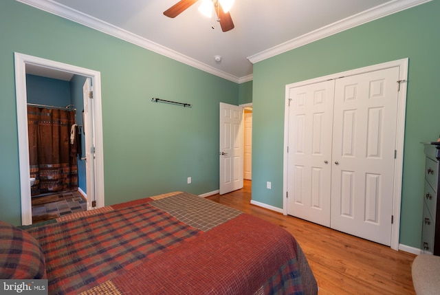 bedroom featuring hardwood / wood-style floors, ornamental molding, a closet, ensuite bathroom, and ceiling fan