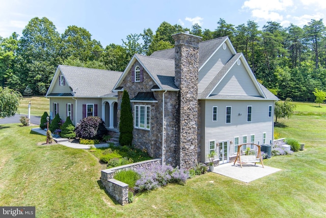 view of front of property featuring a patio and a front lawn