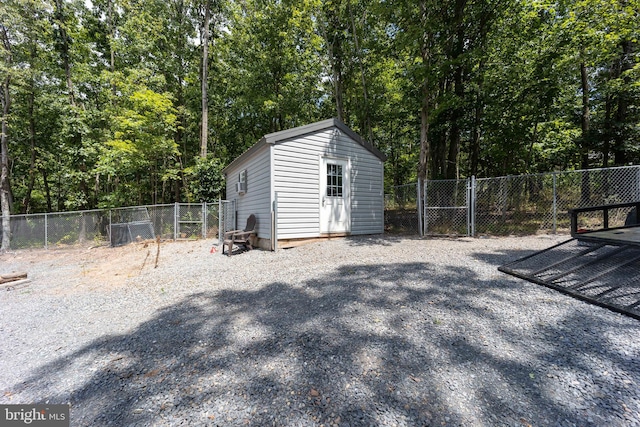 view of yard featuring a storage unit