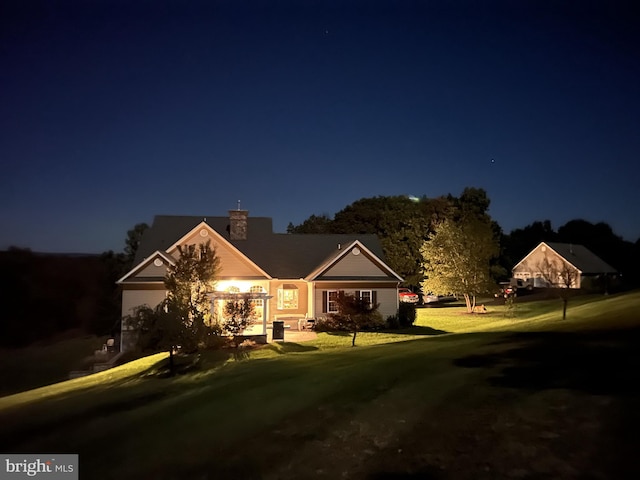 view of front of property featuring a lawn