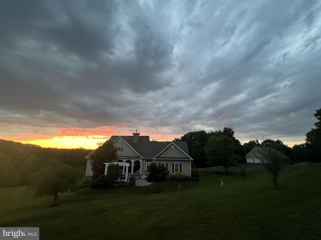 view of front of property featuring a yard