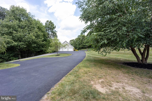 view of front of property featuring a front lawn