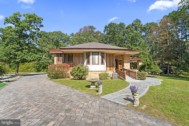 view of front of home featuring a front yard