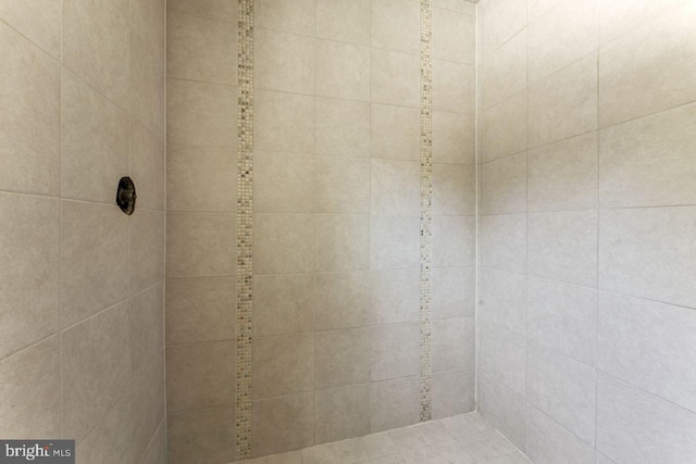 bathroom featuring tiled shower